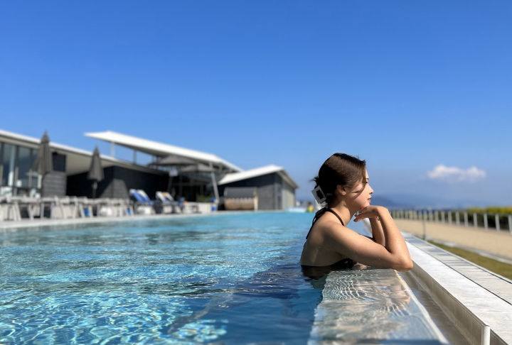 日中。晴れた日は特に海、空、プールが煌めく