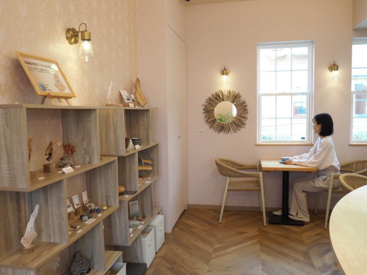 海とアートに包まれた優雅なカフェタイム