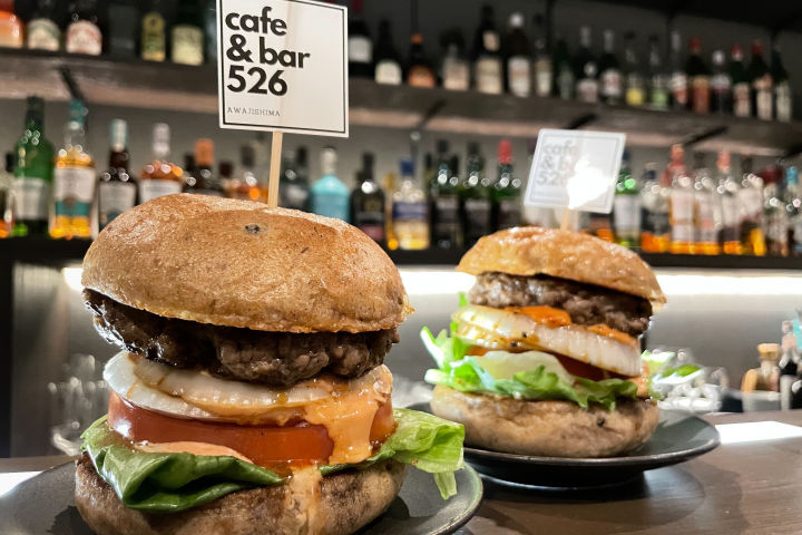 ライダースカフェ「cafe & bar 526」で絶品バーガーのランチがスタート！｜淡路島話題