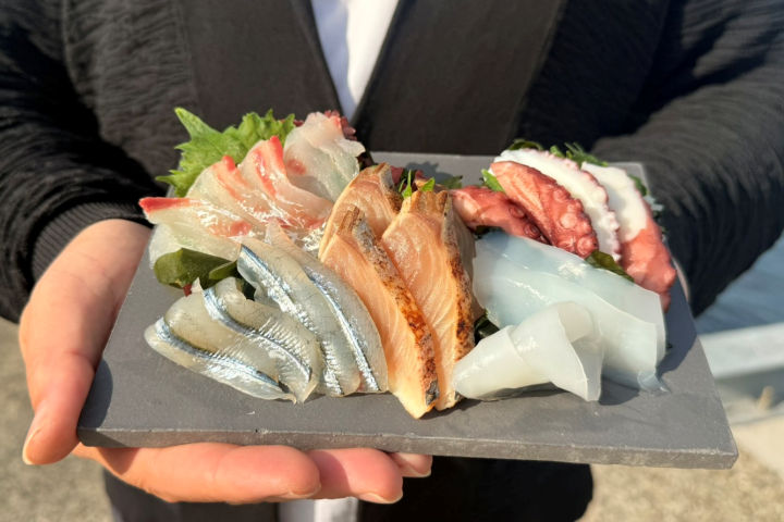 タコステに刺身盛り合わせの持ち帰り専門店「岩屋鮮魚」オープン！土日限定で朝食も｜淡路島開店