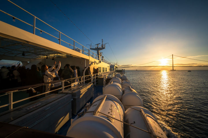 明石海峡大橋の下から初日の出を望む！ルミナス神戸2の元旦クルーズ2026開催