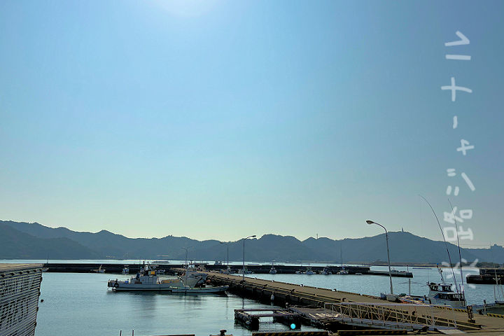 お店の前には福良湾が広がります